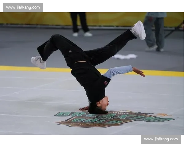 泳池少女即兴街舞燃爆全场！泳装与地板动作的无缝切换太惊艳